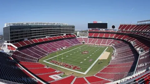 劳拉·伍兹荣获“全球最美女神”殊荣，红衣加身更显风采